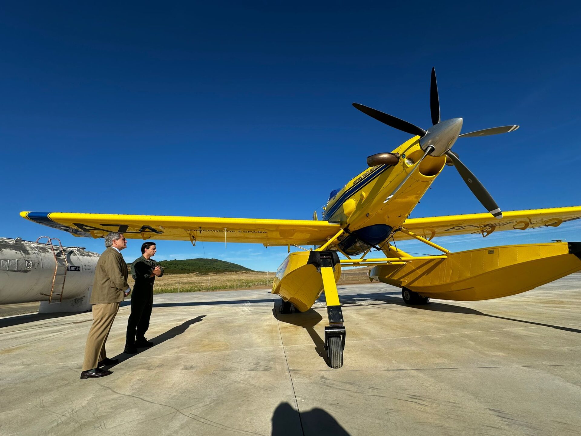 El consejero de Gestión Forestal y Mundo Rural visita el nuevo aeródromo de Mirabel
