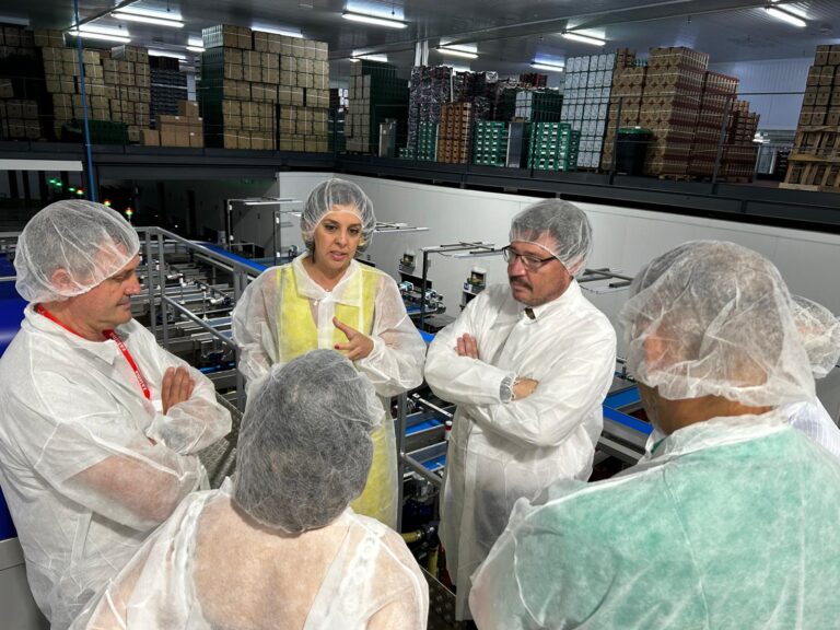 Guillermo Santamaría muestra el apoyo de la Junta de Extremadura al sector de la cereza