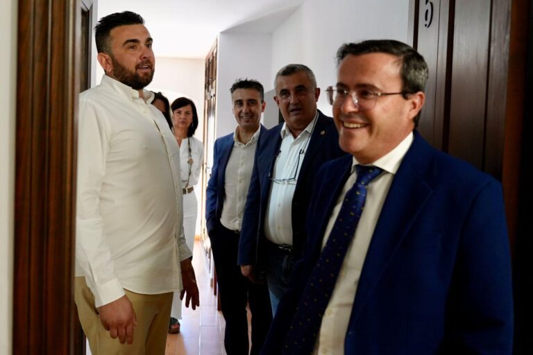 Miguel Ángel Gallardo felicita a los dueños del nuevo hotel rural de San Vicente de Alcántara, por “arriesgar y ser valientes”