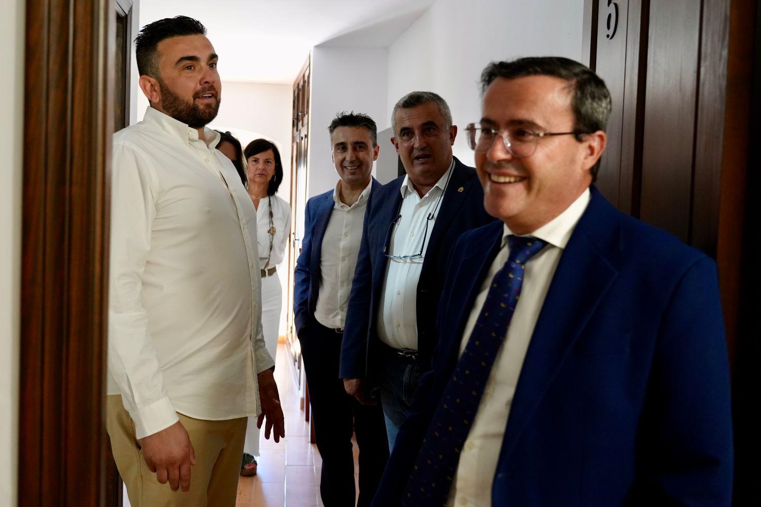 Miguel Ángel Gallardo felicita a los dueños del nuevo hotel rural de San Vicente de Alcántara, por “arriesgar y ser valientes”