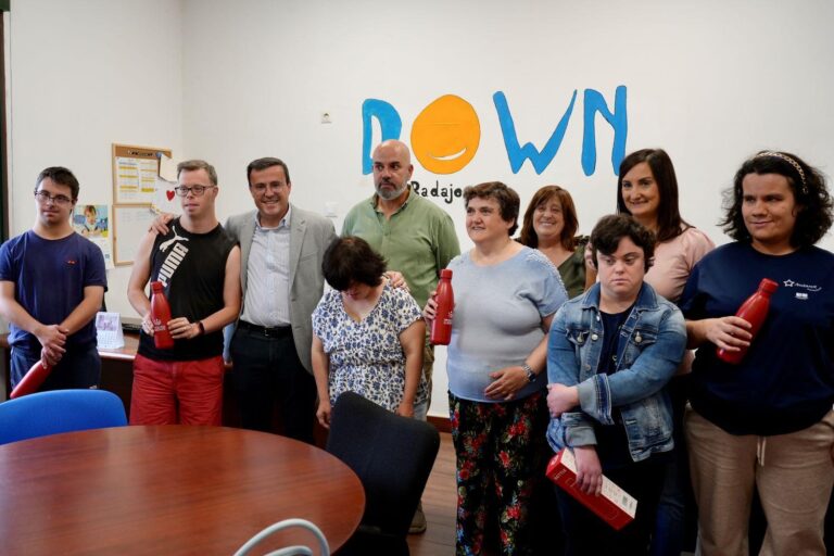 El presidente de la Diputación visita a las asociaciones de Parkinson y Síndrome de Down Badajoz