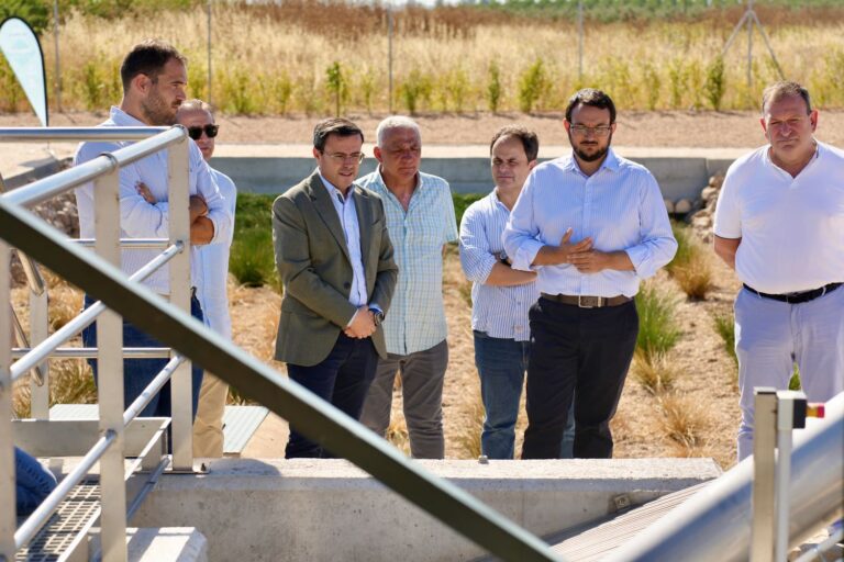 Miguel Ángel Gallardo visita en la pedanía de Lácara la primera depuradora ejecutada con cargo al Plan Depura