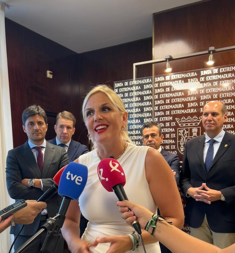 La consejera de Hacienda firma ocho convenios con seis entidades bancarias con novedades como el pago instantáneo de las nóminas a los empleados públicos