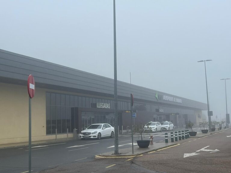 El BOE publica el convenio entre la Junta y el Ministerio de Transportes para la OSP que fija una frecuencia más a Barcelona desde el aeropuerto de Badajoz