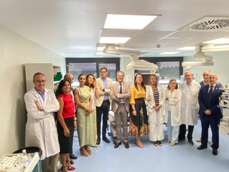 La consejera de Salud inaugura la nueva Sala Polivalente de Endoscopias del  Hospital Universitario de Badajoz que contribuirá a reducir las listas de espera