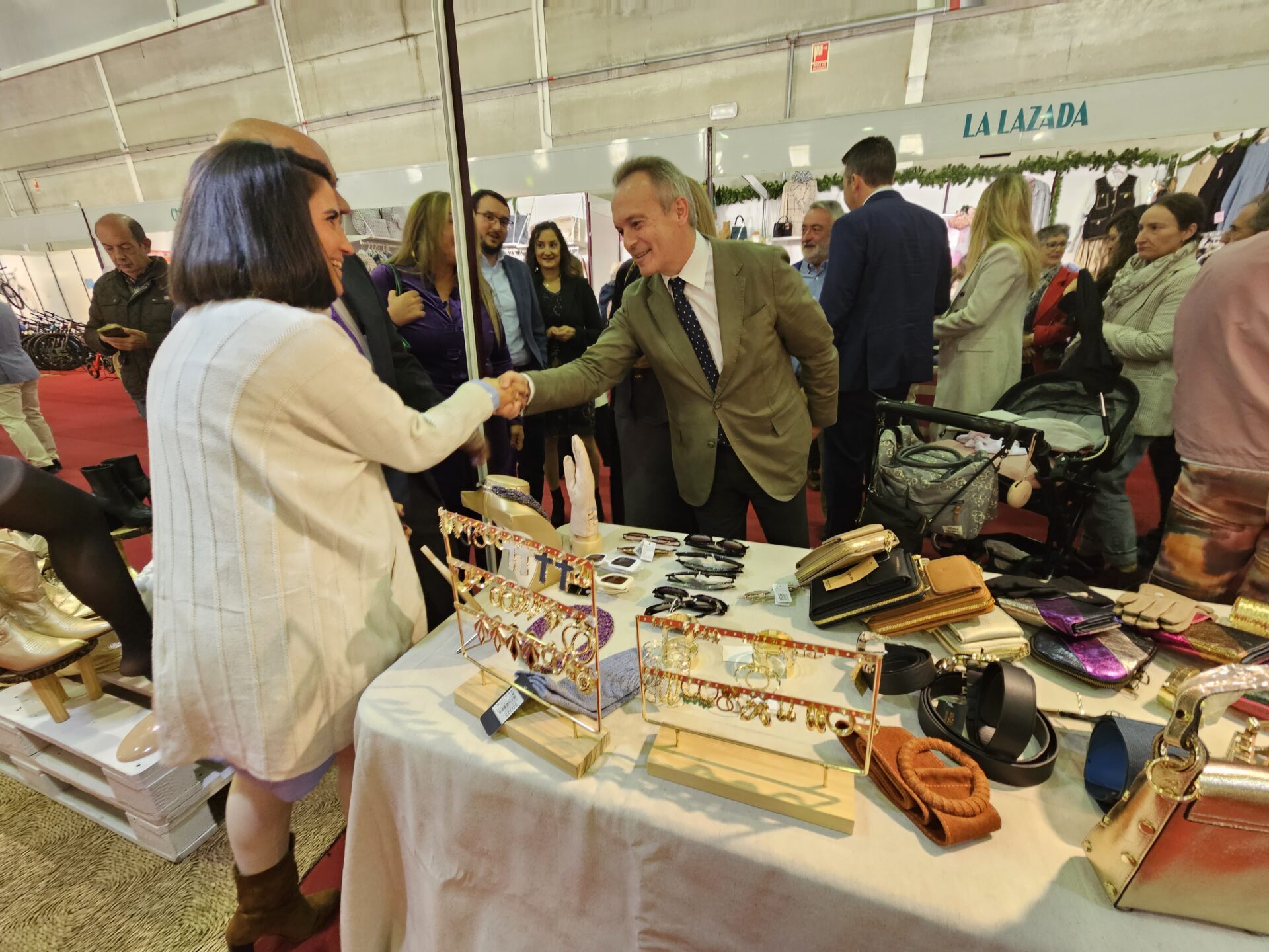 Manuel Martín destaca en la Feria del Comercio de Azuaga el potencial de este sector y las ayudas de la Junta a pymes y autónomos