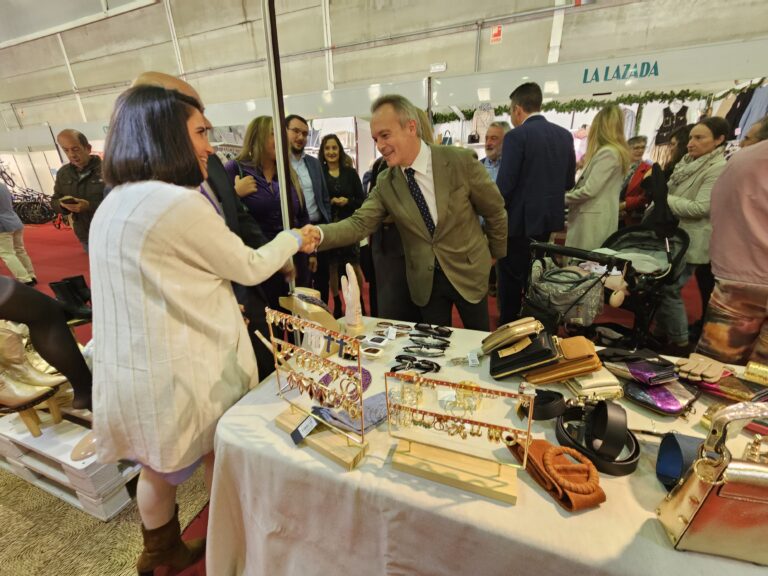 Manuel Martín destaca en la Feria del Comercio de Azuaga el potencial de este sector y las ayudas de la Junta a pymes y autónomos