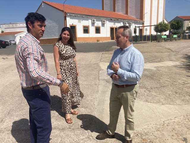 Manuel Martín analiza la situación de las infraestructuras, transporte y vivienda en su visita a la zona de Botija, Torremocha, Torrequemada y Torreorgaz