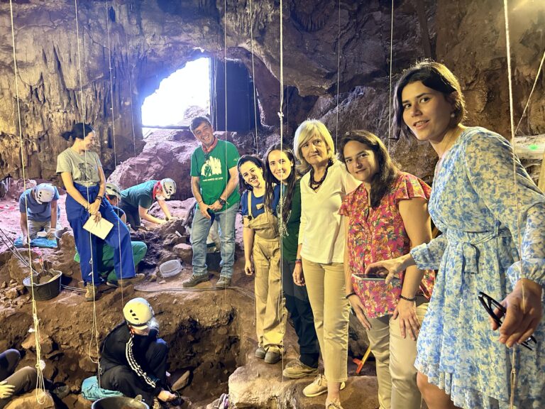 La consejera Victoria Bazaga destaca el Campo de Voluntariado de Fuentes de León como un acicate para el desarrollo turístico