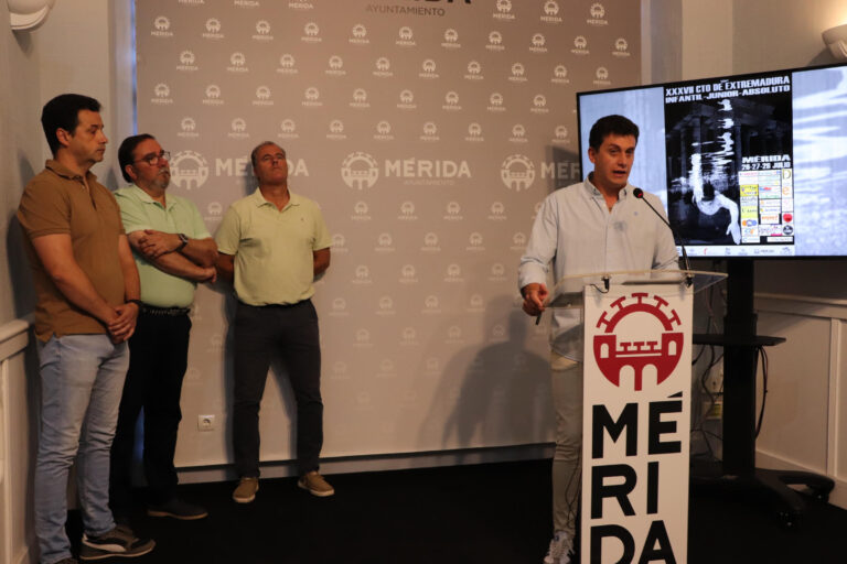 La Junta subraya su apuesta por el deporte de base con su apoyo al Campeonato de Extremadura de Natación