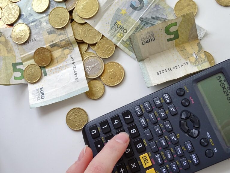Extremadura es la única comunidad autónoma que mejora su previsión de déficit pasando del 0,0% al 0,2%, según la AIRef