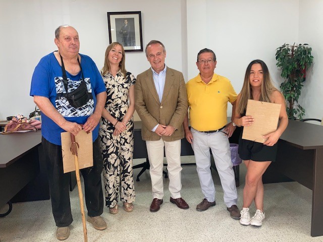 El consejero Manuel Martín entrega viviendas sociales en Valencia de las Torres y destaca los 32 millones fijados este año para esta materia