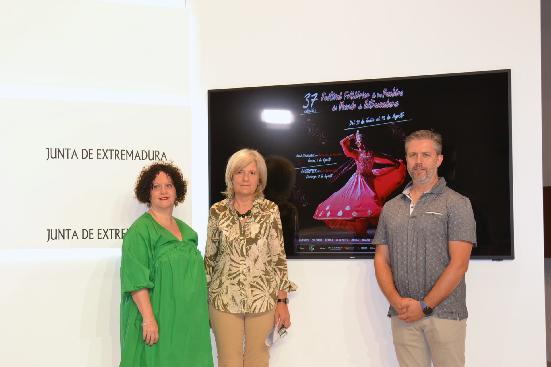 El Festival Folklórico de los Pueblos del Mundo acercará el folklore internacional a 66 localidades de la región y de Portugal