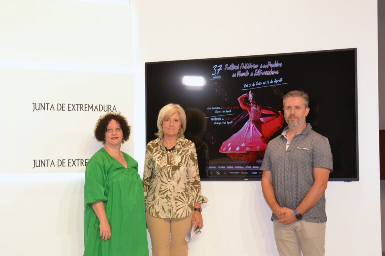 El Festival Folklórico de los Pueblos del Mundo acercará el folklore internacional a 66 localidades de la región y de Portugal