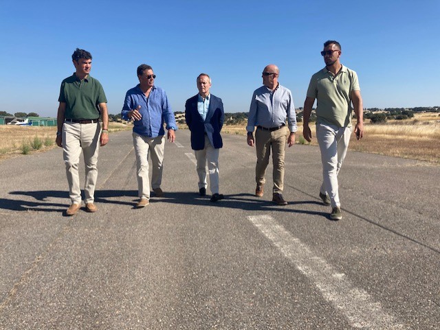 El consejero Manuel Martín anuncia una inversión de casi 150.000 euros para mejorar la pista del aeródromo de Mérida