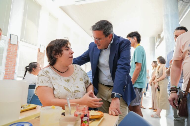 Miguel Ángel Gallardo visita a los usuarios del programa de respiro familiar de adultos de Plena Inclusión Extremadura