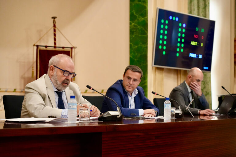 El presidente de la Diputación de Badajoz cierra el curso político recordando los 68 millones de euros invertidos el último mes en la provincia