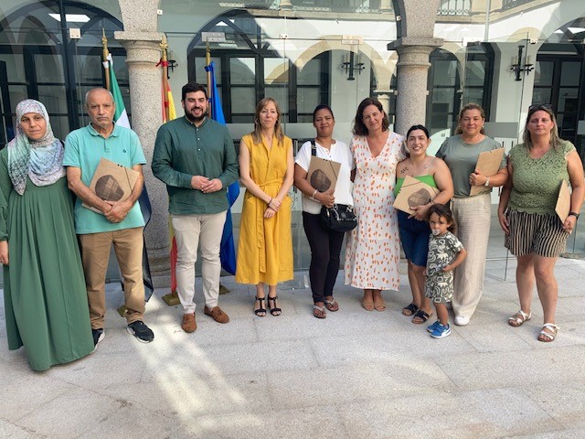 La secretaria general de Vivienda entrega las llaves de cinco inmuebles sociales en Coria tras una inversión de la Junta de 75.000€