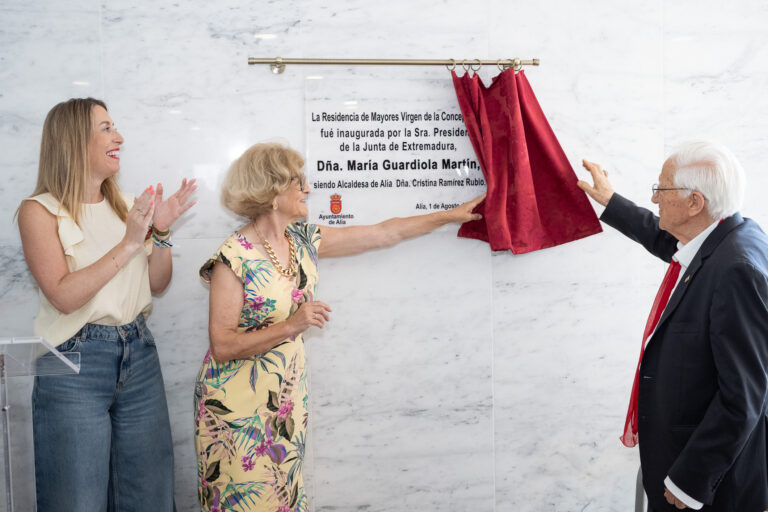 María Guardiola inaugura la residencia de Alía, un “ejemplo de colaboración” y de “esfuerzo colectivo” para el cuidado de las personas mayores y dependientes