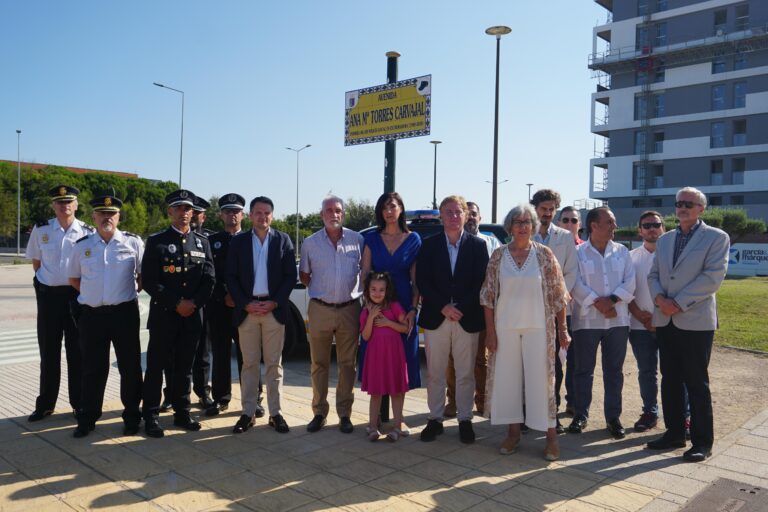 Abel Bautista inaugura una avenida en Badajoz en homenaje a la primera mujer policía de Extremadura