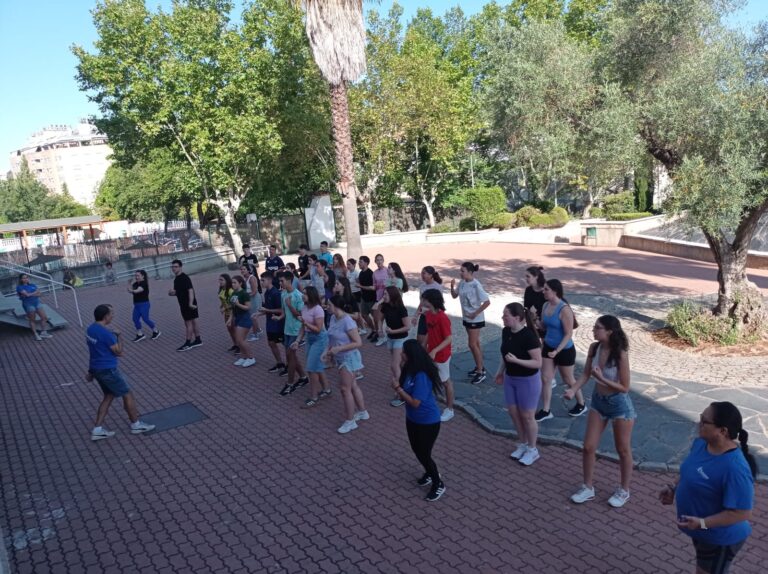 Más de un centenar de jóvenes participan en los campamentos de inmersión lingüística de El Anillo y Ciudad Deportiva de Cáceres