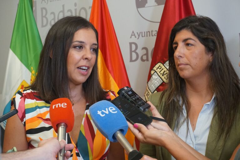 La directora general de Empresa mantiene un encuentro en el Ayuntamiento de Badajoz para fortalecer la colaboración en materia transfronteriza y de emprendimiento