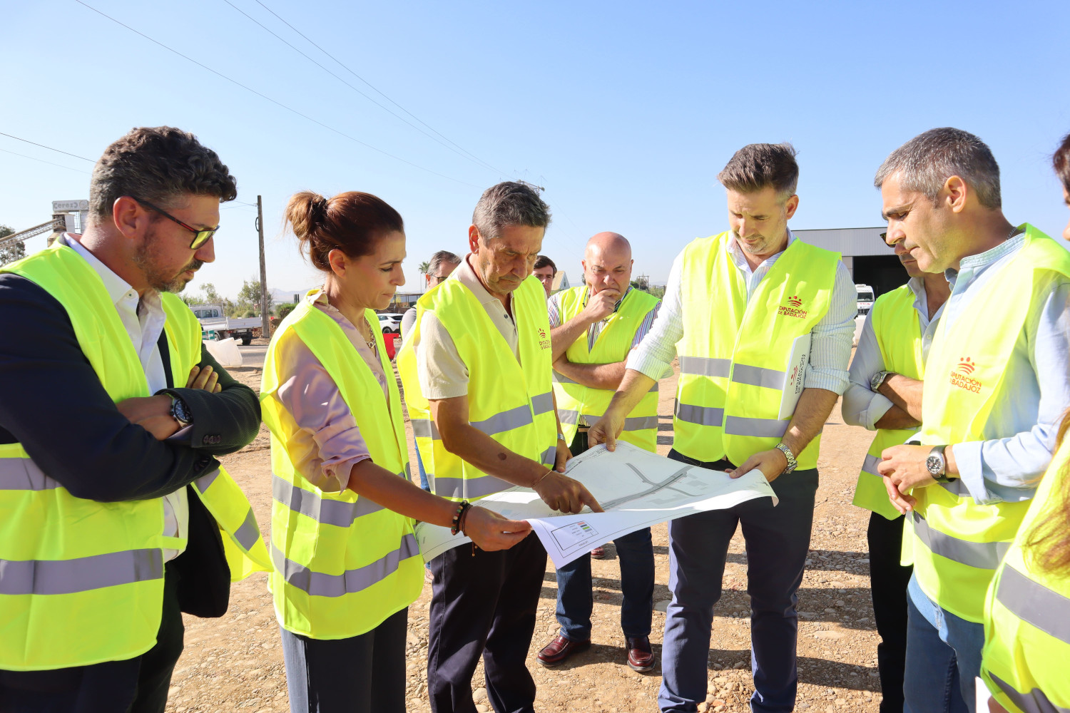Visita a las obras de la Glorieta de Las Arenas en la intersección de la BA-060 y la EX-351