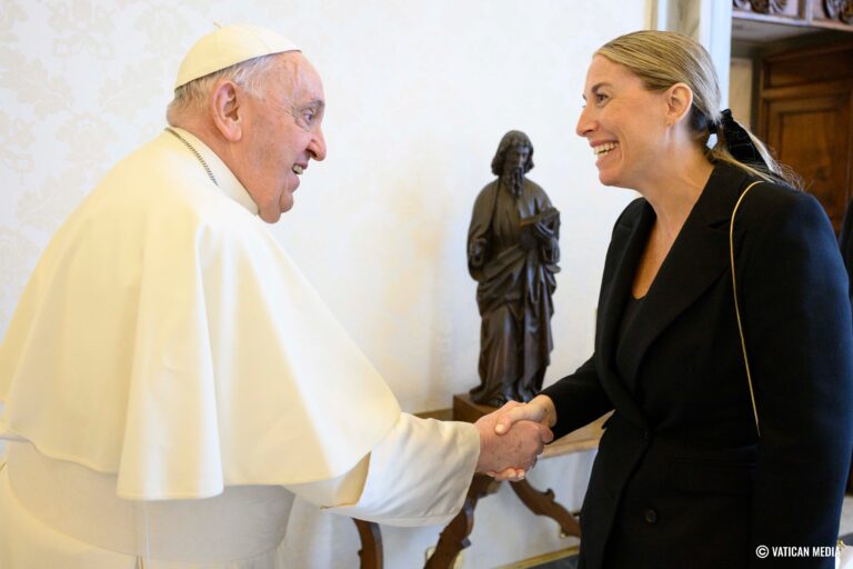 La presidenta de la Junta de Extremadura invita al Papa Francisco a visitar Extremadura y el Real Monasterio de Guadalupe