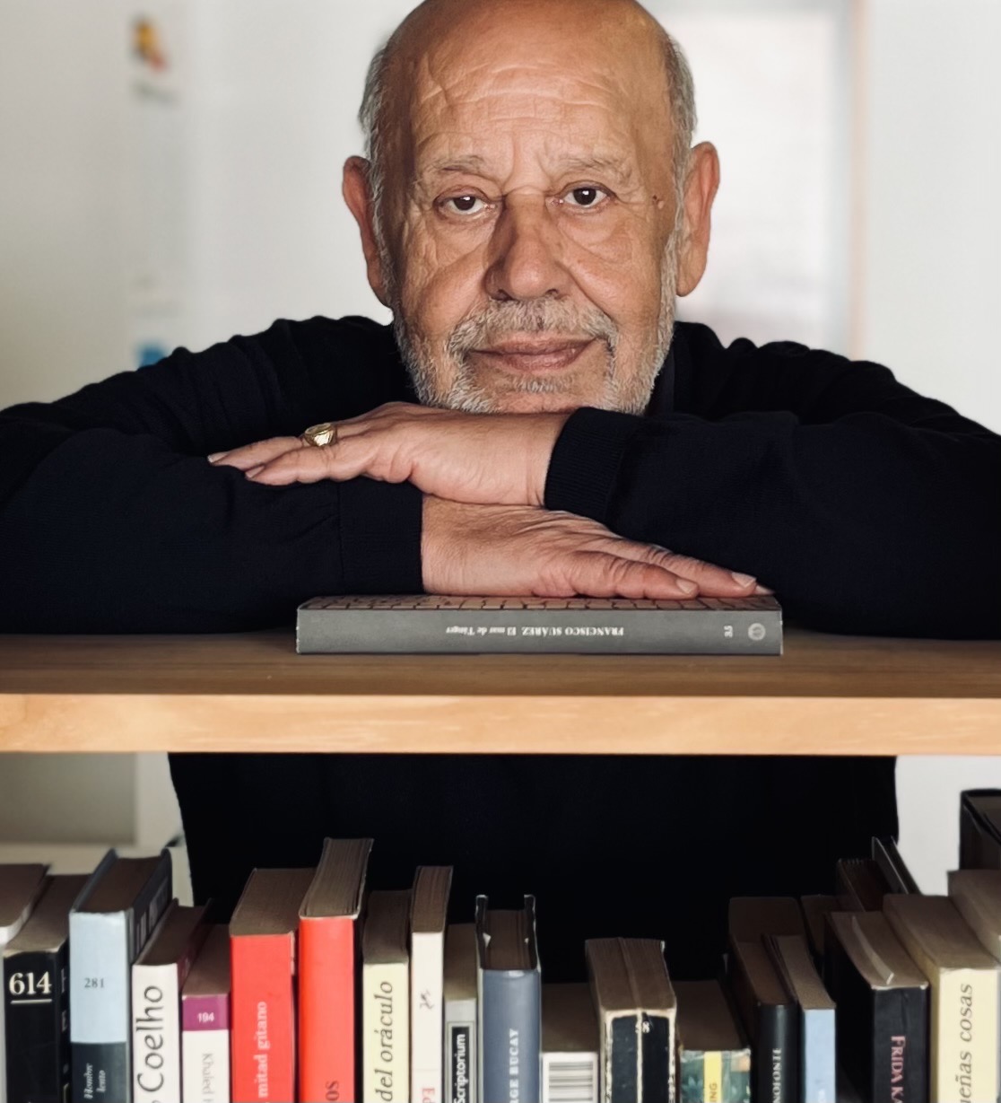 El dramaturgo Francisco Suárez debuta como novelista con ‘El mar de Tánger’, que se presenta hoy en Badajoz