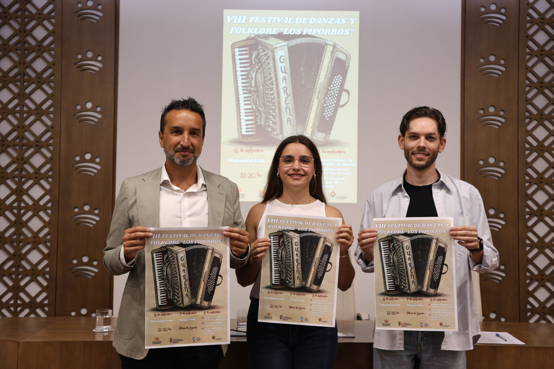 Las tradiciones se revalorizan y se actualizan en el VIII Festival de Danza y Folklore «Los Piporros» de Guareña