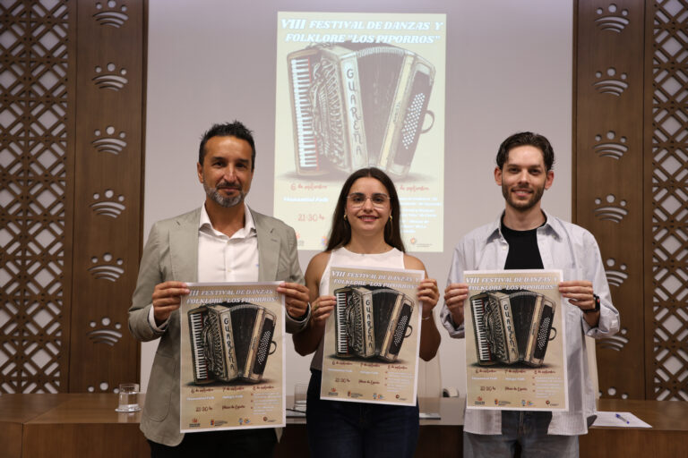 Las tradiciones se revalorizan y se actualizan en el VIII Festival de Danza y Folklore «Los Piporros» de Guareña