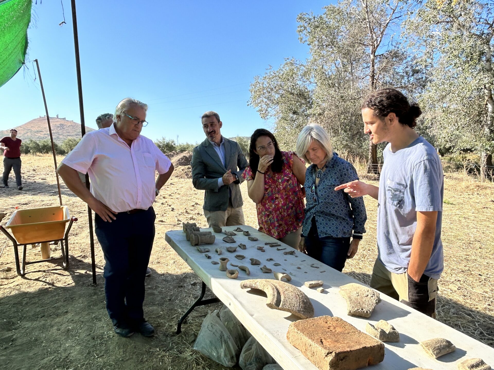 Victoria Bazaga visita el yacimiento de Regina en Casas de Reina y felicita al equipo de arqueólogos por aumentar el patrimonio extremeño