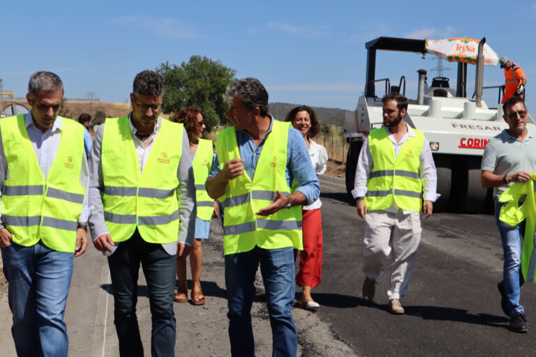 Avanzan las obras de refuerzo y mejora de seguridad vial en la carretera de Valuengo, desde la N-435 hasta la EX-112