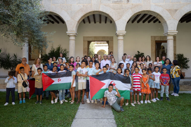 María Guardiola recibe a un grupo de niños saharauis del programa ‘Vacaciones en paz’ que han disfrutado del verano en Extremadura
