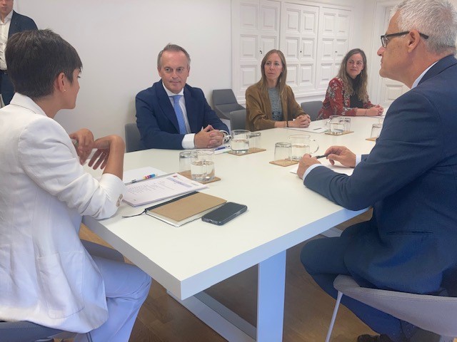 El consejero Manuel Martín destaca en el Ministerio que en menos de tres meses ya se ha adjudicado la mitad del presupuesto de la Junta para el aval de vivienda joven