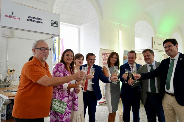 Miguel Ángel Gallardo aplaude la celebración de la Feria de Turismo de Onda Cero en El Hospital