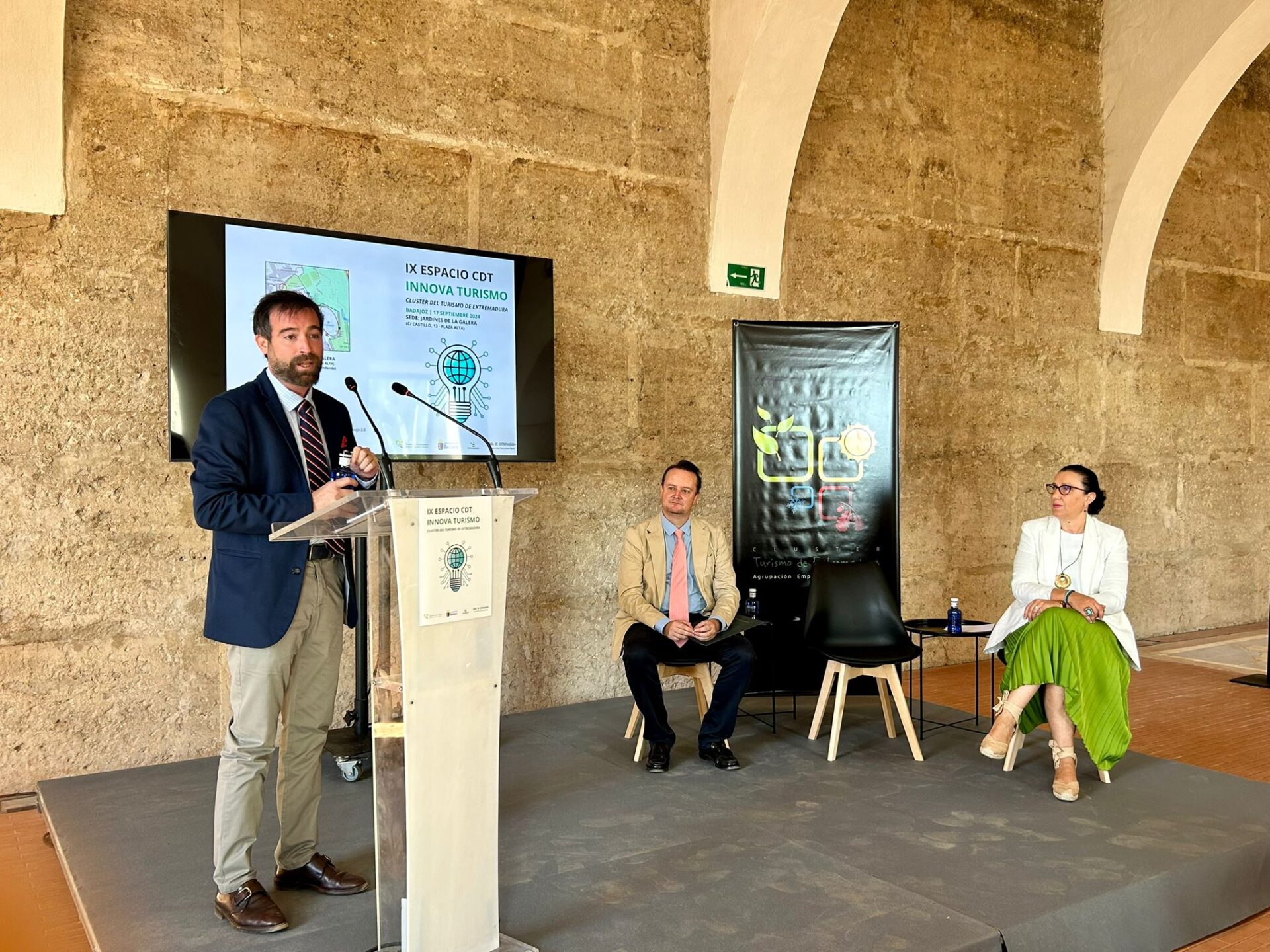 La Junta de Extremadura muestra su apoyo al trabajo que desempeñan agrupaciones de empresarios turísticos