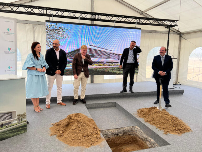 La consejera de Salud y Servicios Sociales asiste al acto de colocación de la primera piedra del nuevo Hospital Quirónsalud de Badajoz