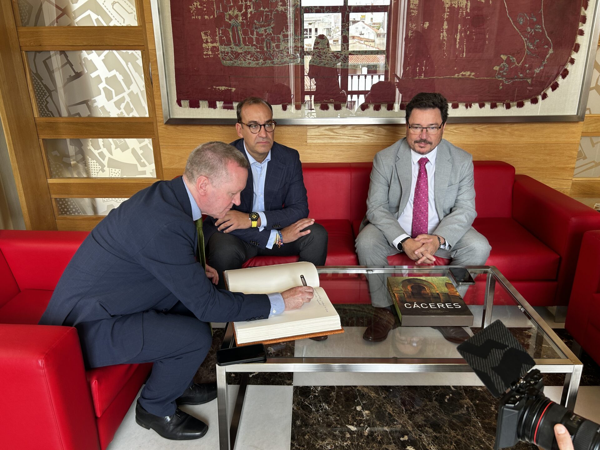 Santamaría anuncia misiones comerciales en Irlanda para atraer inversores y potenciar la internacionalización de las empresas extremeñas