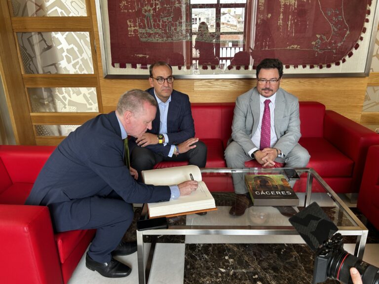 Santamaría anuncia misiones comerciales en Irlanda para atraer inversores y potenciar la internacionalización de las empresas extremeñas