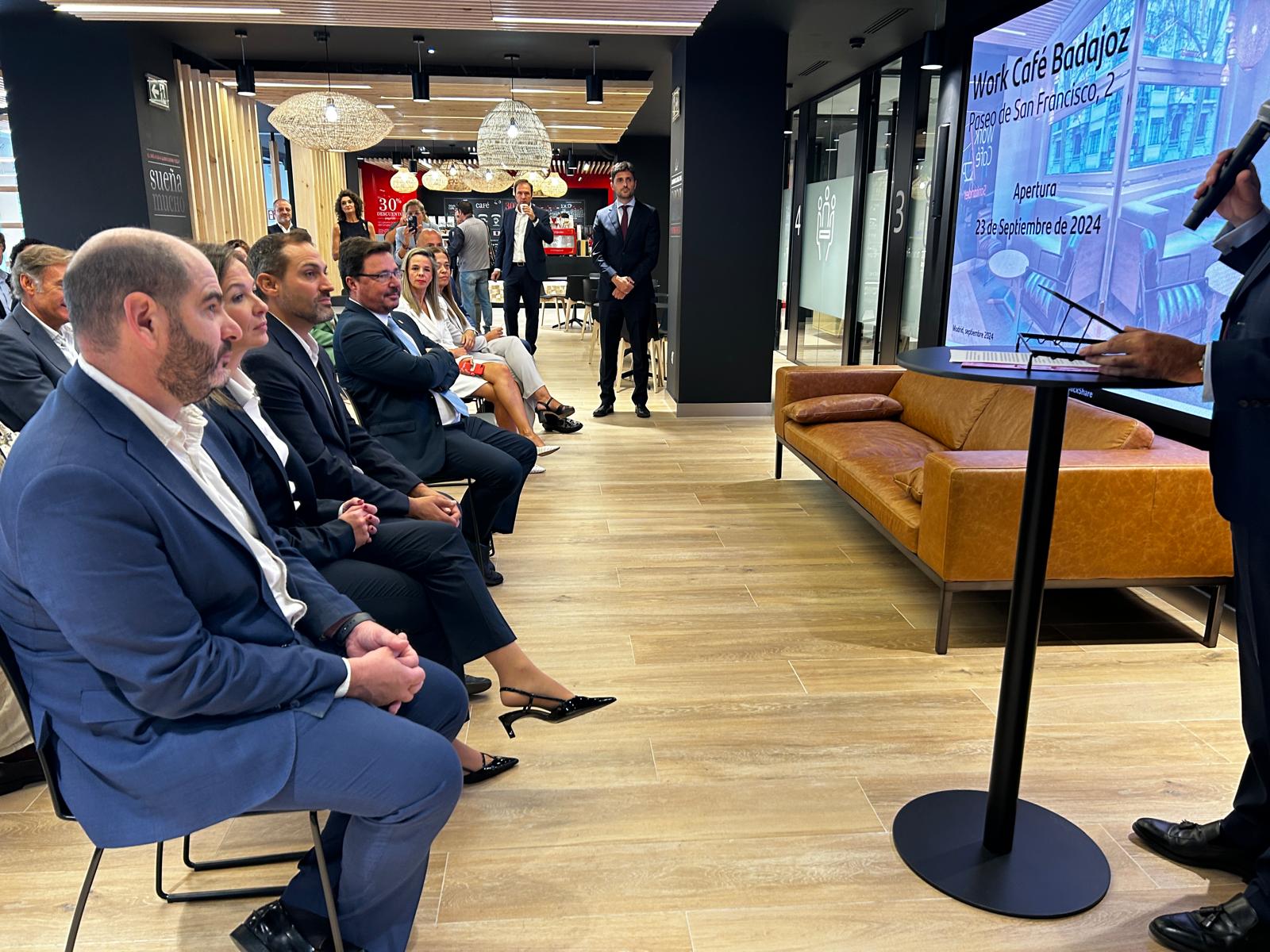 Santamaría destaca que la nueva oficina ‘Work Café’ del Santander “encaja en la estrategia de creación de ecosistema digital de la Junta”