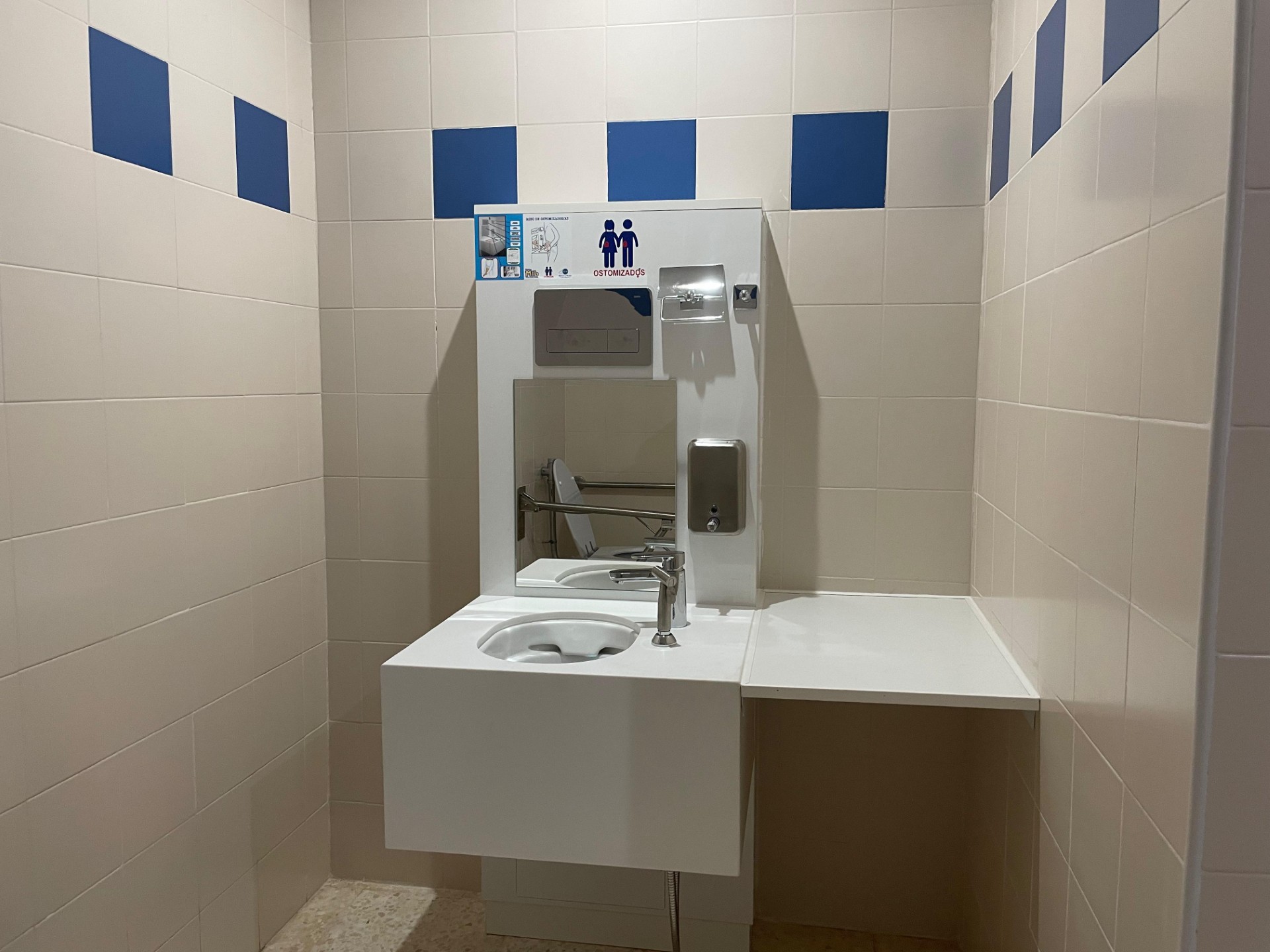 El Hospital Universitario de Badajoz instala el primer baño adaptado para pacientes ostomizados