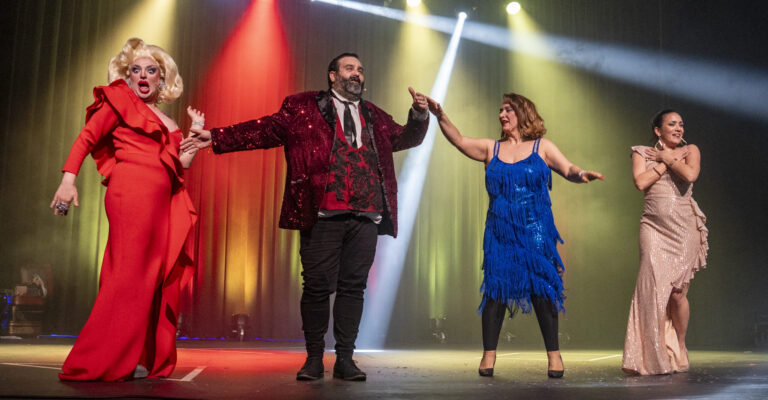 Un espectáculo de baile y cante que abraza folklore extremeño y flamenco y un vodevil hilarante, propuestas de la Sala Trajano para este fin de semana