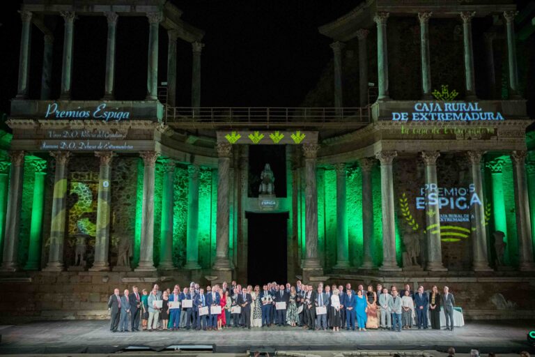 Guardiola felicita a los galardonados en el 25 aniversario de los Premios Espiga y destaca el compromiso de Caja Rural de Extremadura “con nuestros valores y raíces”