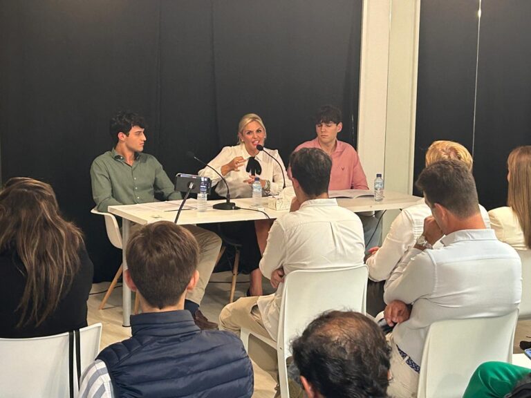 Elena Manzano afirma que es perfectamente compatible la bajada de impuestos con un aumento en la recaudación y la prestación de los servicios públicos