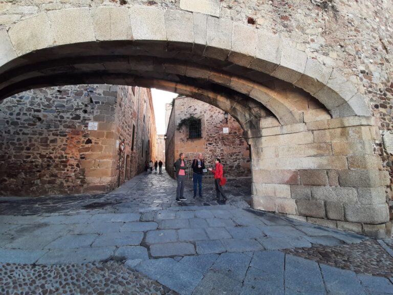 Una revista de Países Bajos especializada en España se interesa por el senderismo y el turismo cultural de Extremadura