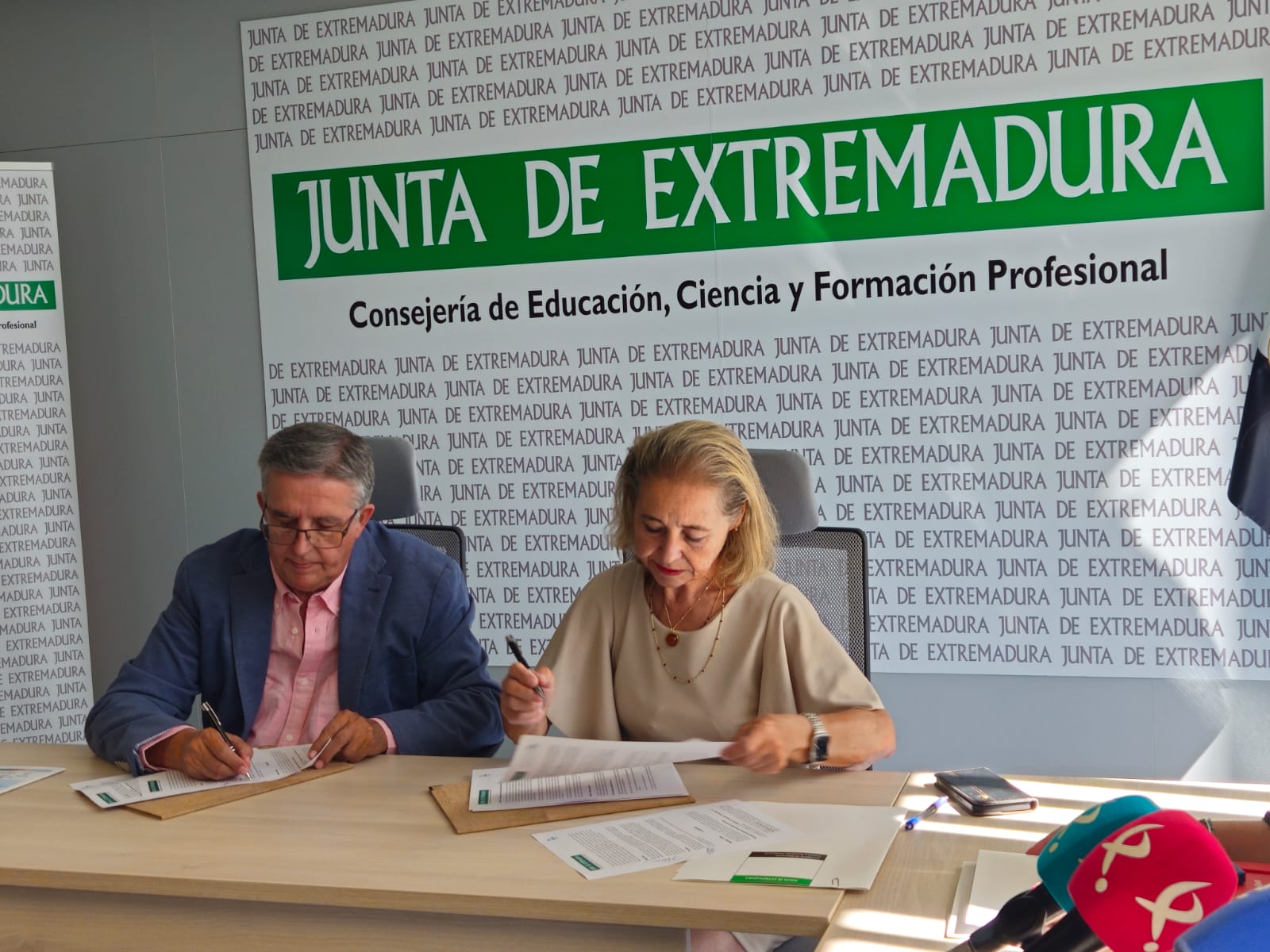La consejera de Educación firma un convenio con la Federación de Autismo de Extremadura para mejorar la atención a alumnos TEA