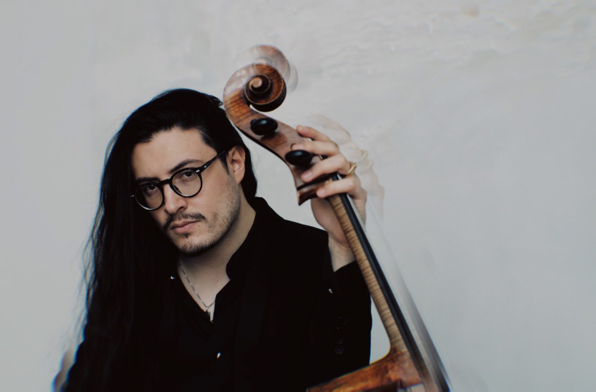 Juan Pablo Valencia dirige a la OEX con Santiago Cañón-Valencia como solista invitado