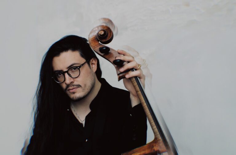 Juan Pablo Valencia dirige a la OEX con Santiago Cañón-Valencia como solista invitado