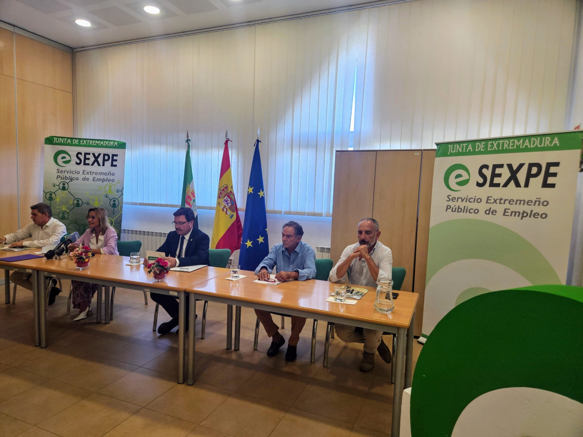 Santamaría firma con las autoescuelas de la región el acuerdo para el bono transporte que permitirá mejorar la formación y empleabilidad del sector